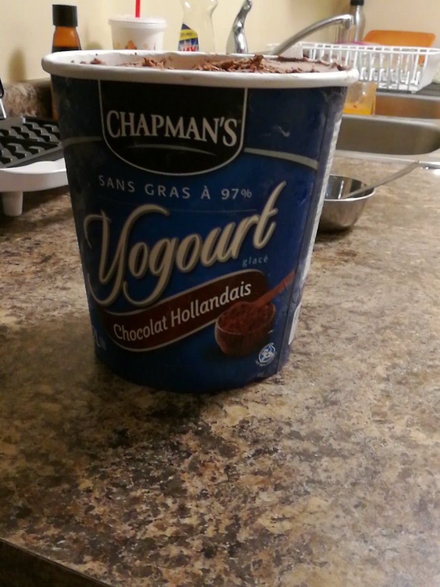 Daksta96's tweet photo. @Chapmans_Canada this doesn't look or taste like frozen yogurt. https://t.co/exBPOsHgxI