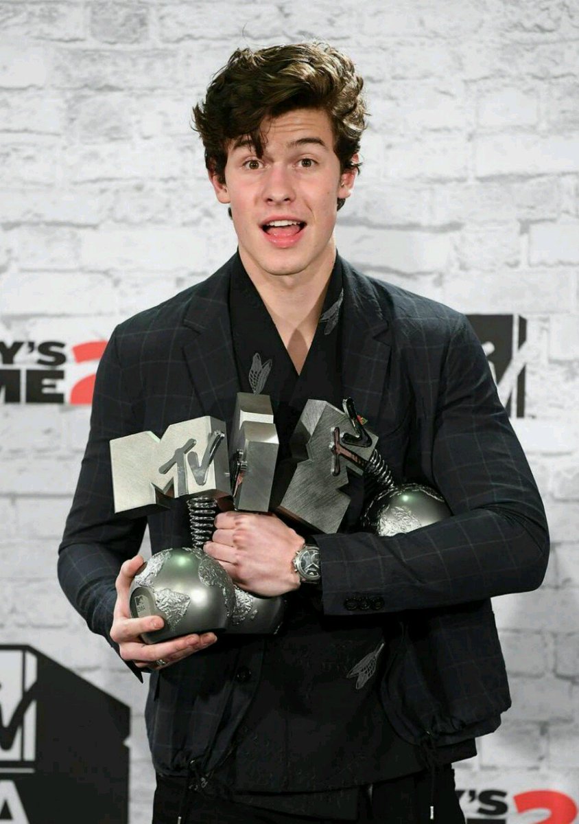 UniversoFandom's tweet photo. @ShawnMendes foi o grande vencedor da noite ganhando 4 das 5 categorias em que estava concorrendo , sendo elas: Best Song , Best Canadian Act, Biggest Fans e Best Artist! Além de uma performance incrível de " There's nothing holdin me back"
#MTVEMA https://t.co/xtkVZfI4BB