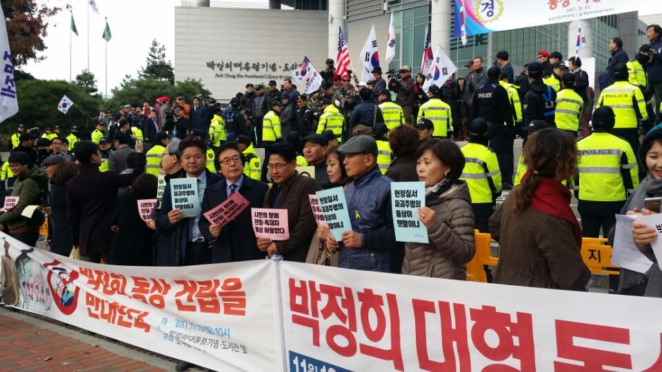 ssaribi's tweet photo. <박정희 동상건립 반대한다.>동상을 세운다면 반대하는 곳이 아닌 찬성하는  다른 곳에 세워야 하는것 아닌가요? 일본 육군사관학교 교정이나 친일전시관 앞에 세우심이 어떨까요? 구미시민도 반대라고 쪽지왔어요. https://t.co/2QYKL0LaSy