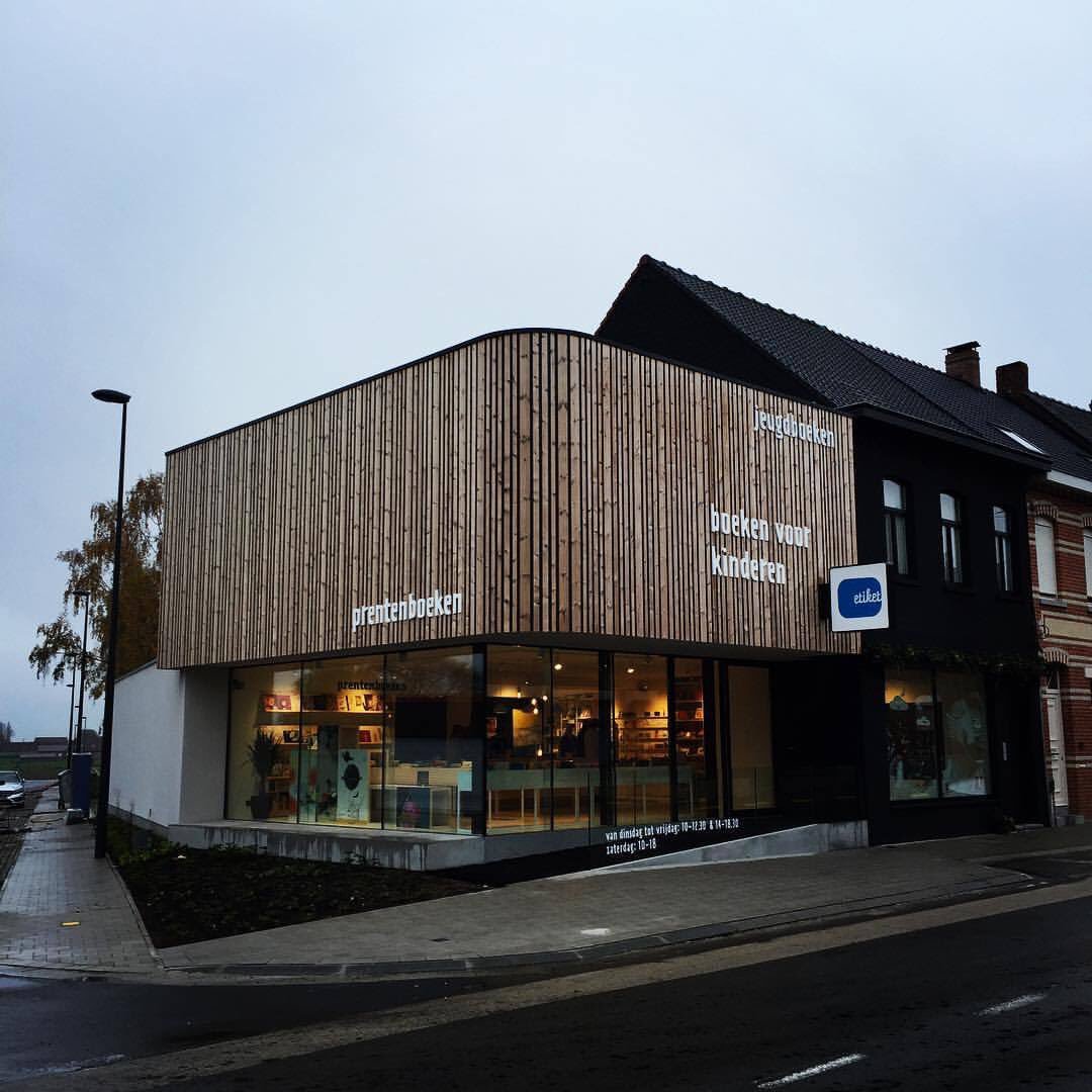 stephanRogge's tweet photo. Nieuwe #boekenwinkel #Etiket te #Deerlijk - heel tevreden dat ze kozen voor het gevelconcept #Woodface van #OutdoorWoodConcepts (Thermowood vuren en aluminium) https://t.co/AdfjuginWQ