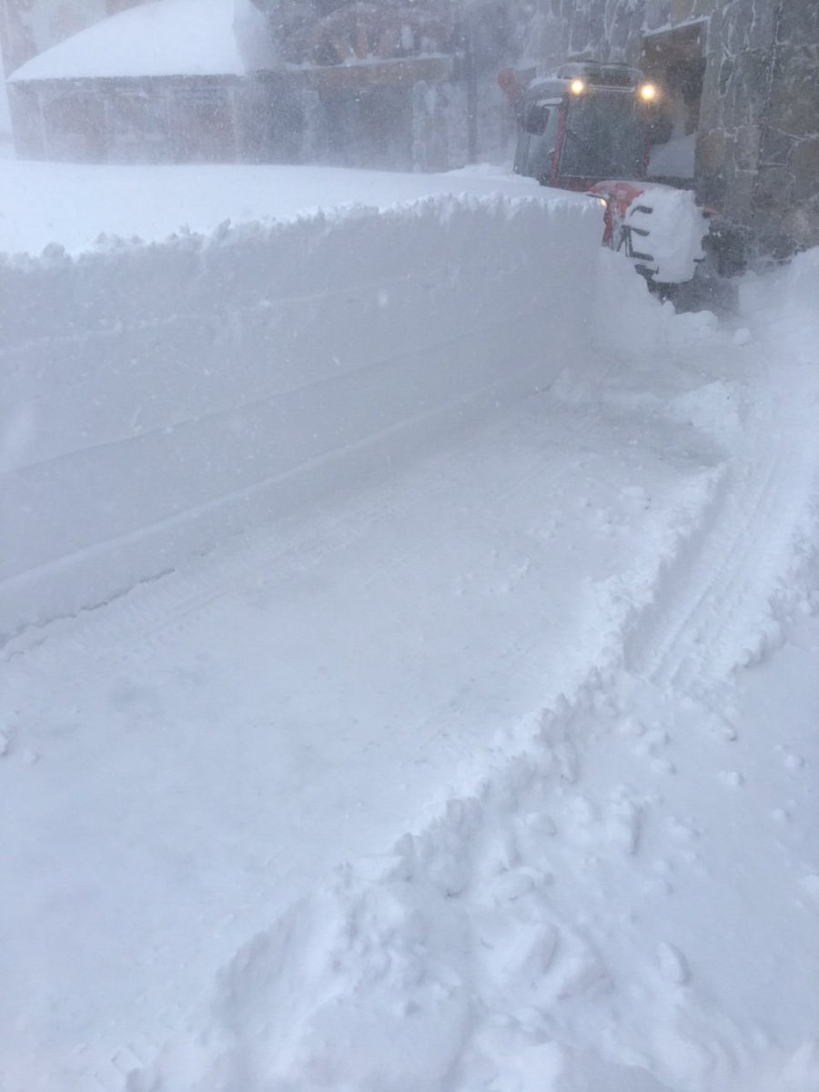 TignesOfficiel's tweet image. ⚠️ 1 mètre de neige en une nuit sur le glacier de Tignes  ❄️❄️📸 Le Panoramic
