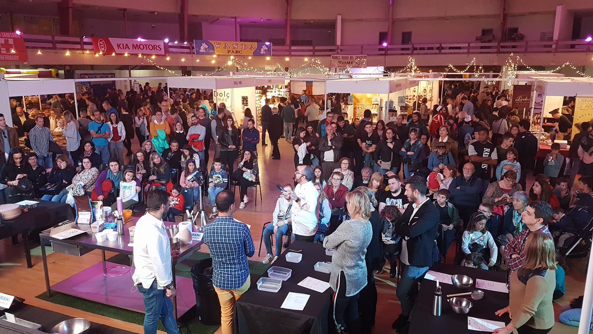 agenciarespira's tweet photo. ¡¡Damos por finalizada la décima edición de #Chococas!! Éxito rotundo de asistencia, ¡muchas gracias a todos! 👏🏻😀🔝 Pronto os iremos enseñando más fotos y el vídeo oficial de la feria 😉 #RespiraSeInspira #Respira https://t.co/0KzjkMEzDb