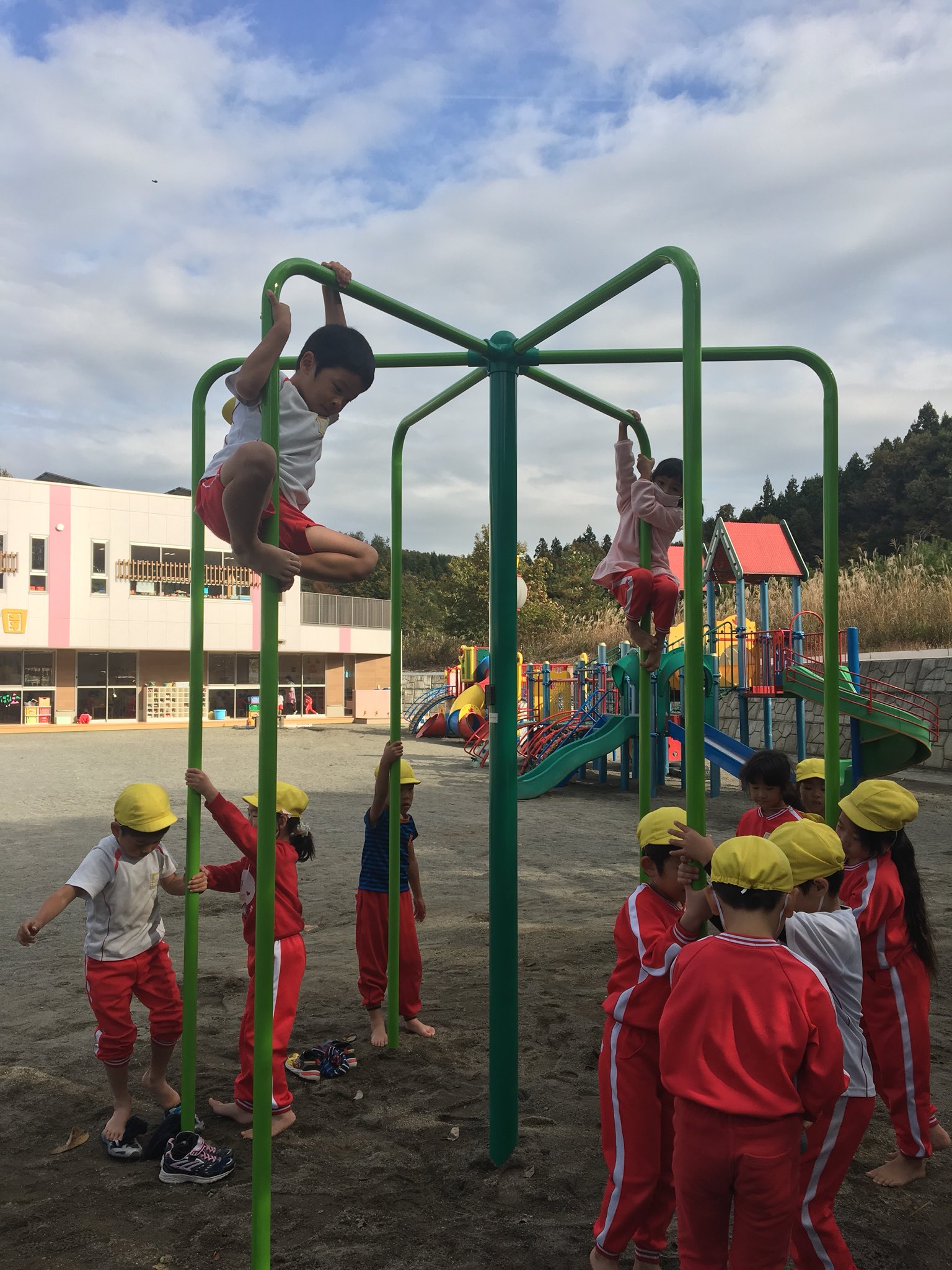 かみかわち 幼稚園 楽しみにしていた 登り棒が完成 早速 年長さんが挑戦 靴のままだと う ん すべっちゃう なので大好きな裸足になって挑戦 なかなか上手く行かない子は 登っている子の足に注目 足を縦にして登るのかぁ かみかわち 幼稚園 楽しみにしていた 登り棒が完成 早速 年長さんが挑戦 靴のままだと う ん すべっちゃう なので大好きな裸足になって挑戦 なかなか上手く行かない子は 登っている子の足に注目 足を縦にして登るのかぁ