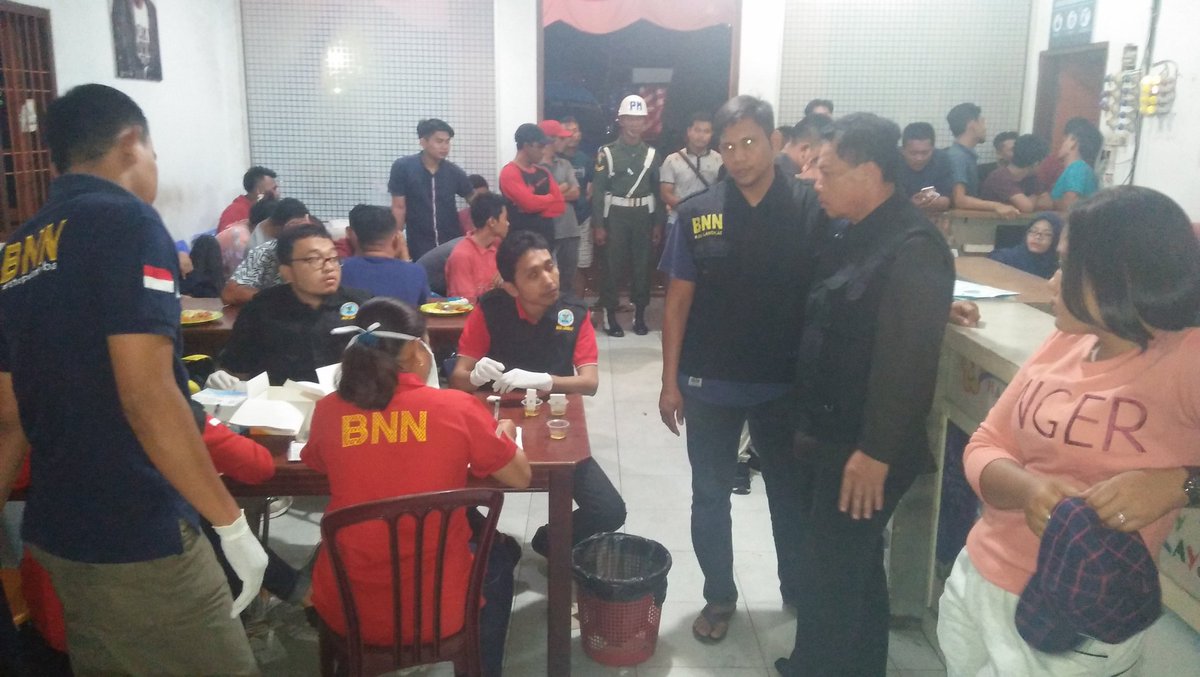 BNNKLangkat's tweet photo. Dalam rangka menjalankan program SATGAS P4GN,BNN Kab. Langkat kembali menggelar operasi razia narkoba khususnya mengenai peredaran gelap narkotika dan penyalahgunaannya di tempat hiburan malam di besitang karaoke, tanggal 11 Nopember 2017.

#stopnarkoba
#humasbnnklangkat https://t.co/9yvK8ZhjlH