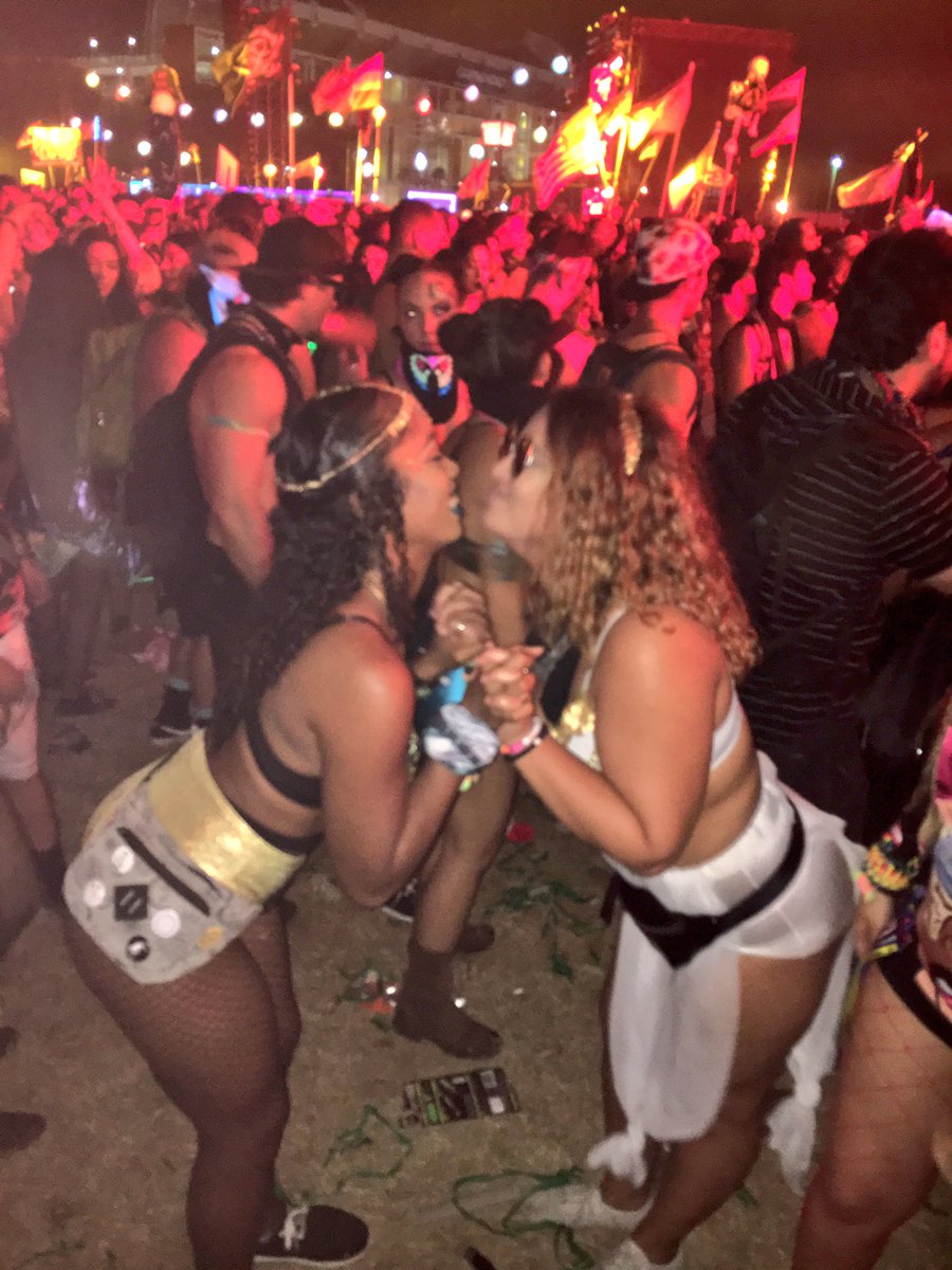 NikNikCourtney's tweet photo. Thank you edc for all the amazing memories &amp; vibes you bring every year, this one was def one for the books.💛👾 can't wait for next year👾👾👾🎉🎉 @SlanderOfficial @_diplo_ @marshmellomusic @Zedd @SlushiiMusic @EDC_Orlando #EDCO2017 https://t.co/i4gT7eXylK
