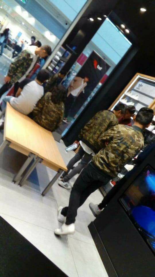 ElJeringasLoko's tweet photo. cuando vas a comprar tenis y de sorpresa llegan los militares a hacer revisión https://t.co/ozSvVuIWH1