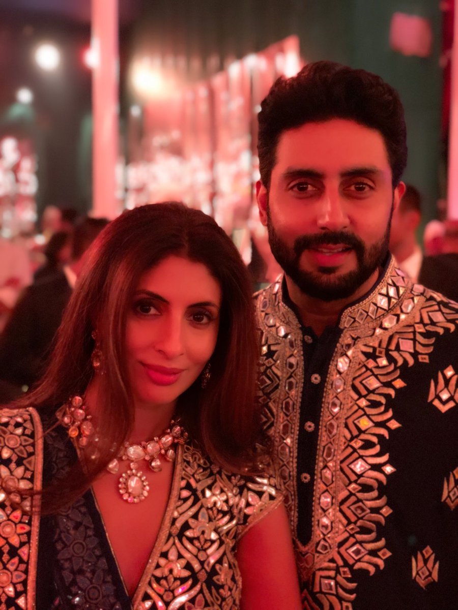 Koimoi's tweet photo. This is #Bachchans style of celebrating weddings! Check out these amazing pictures of #AmitabhBachchan #AbhishekBachchan #AishwaryaRaiBachchan and #AaradhyaBachchan. #Koimoi https://t.co/KRdhf2XTsU
