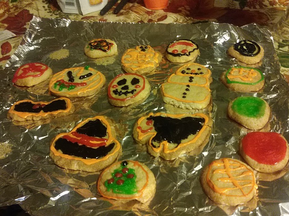 ExperimentzeroX's tweet image. Me n the husband had fun being childish and decorating the sugar cookies!