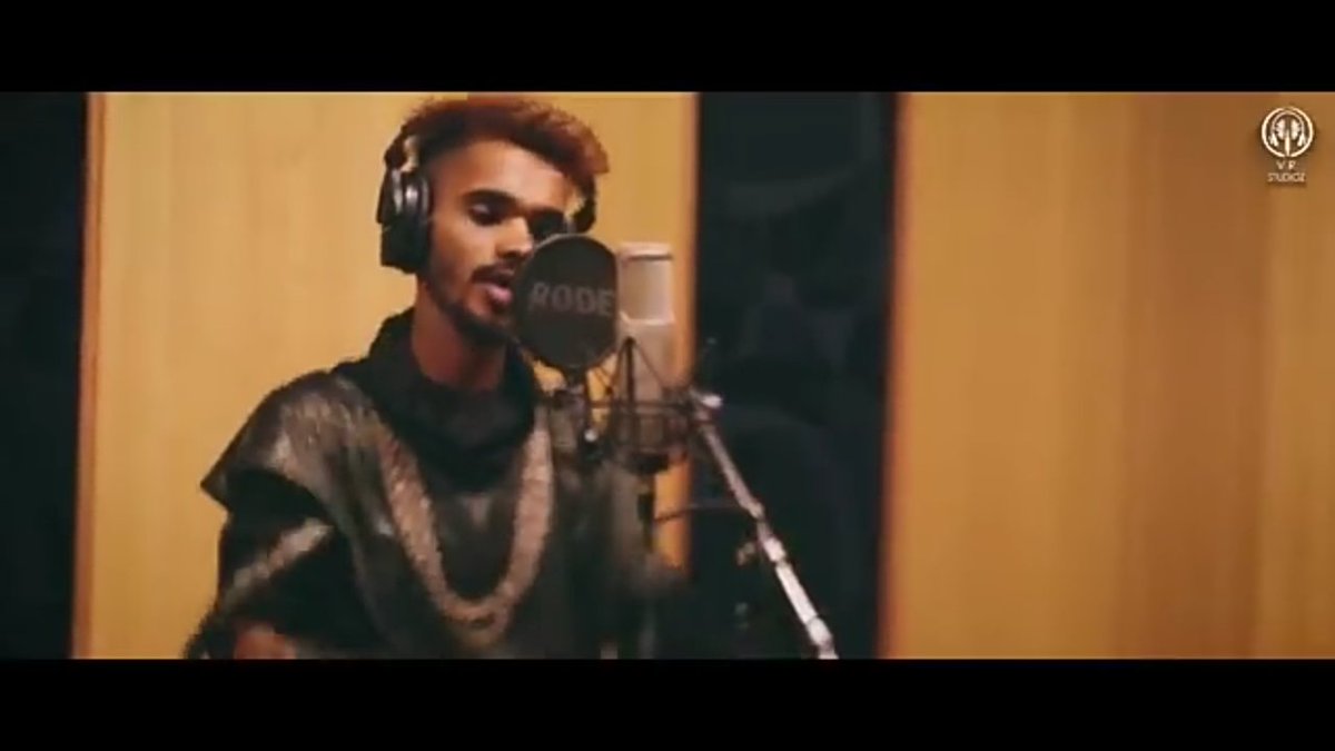 Raghav_OZ's tweet photo. Is it @hardikpandya7..for a second I thought @SotArmy #ompraksh Mishra released aunty3 poster https://t.co/gXuPJ7TDff