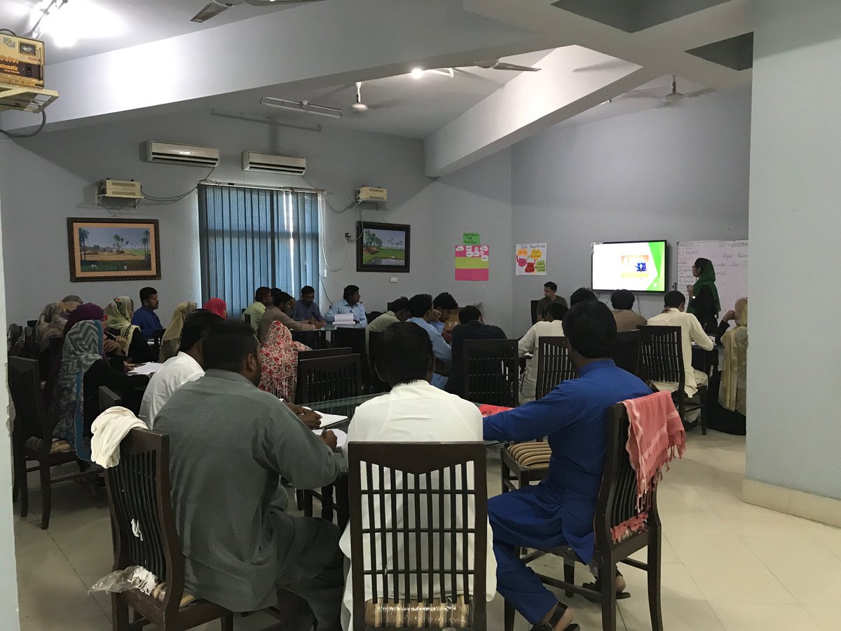 SEFSindh's tweet photo. Teacher Training to Empower Teachers for Digital Learning, Main objectives of the training are to enhance E-Learning and SMART Technology in the schs for better understating of subjects.#INSTAL #SEFSindh #education https://t.co/uMPD9Y2ZDN