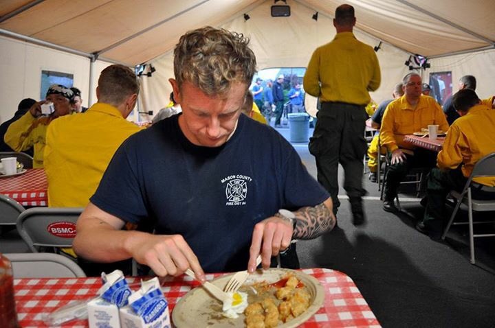Онцгойгийн залуусынхаа ажиллах нөхцлийг сайжруулах шаардлагатай байна. 
Гадны болон Монгол онцгой байдлын ажилтан түймрийн бүсэд хооллож байгаа ялгааг нь л хараарай.
