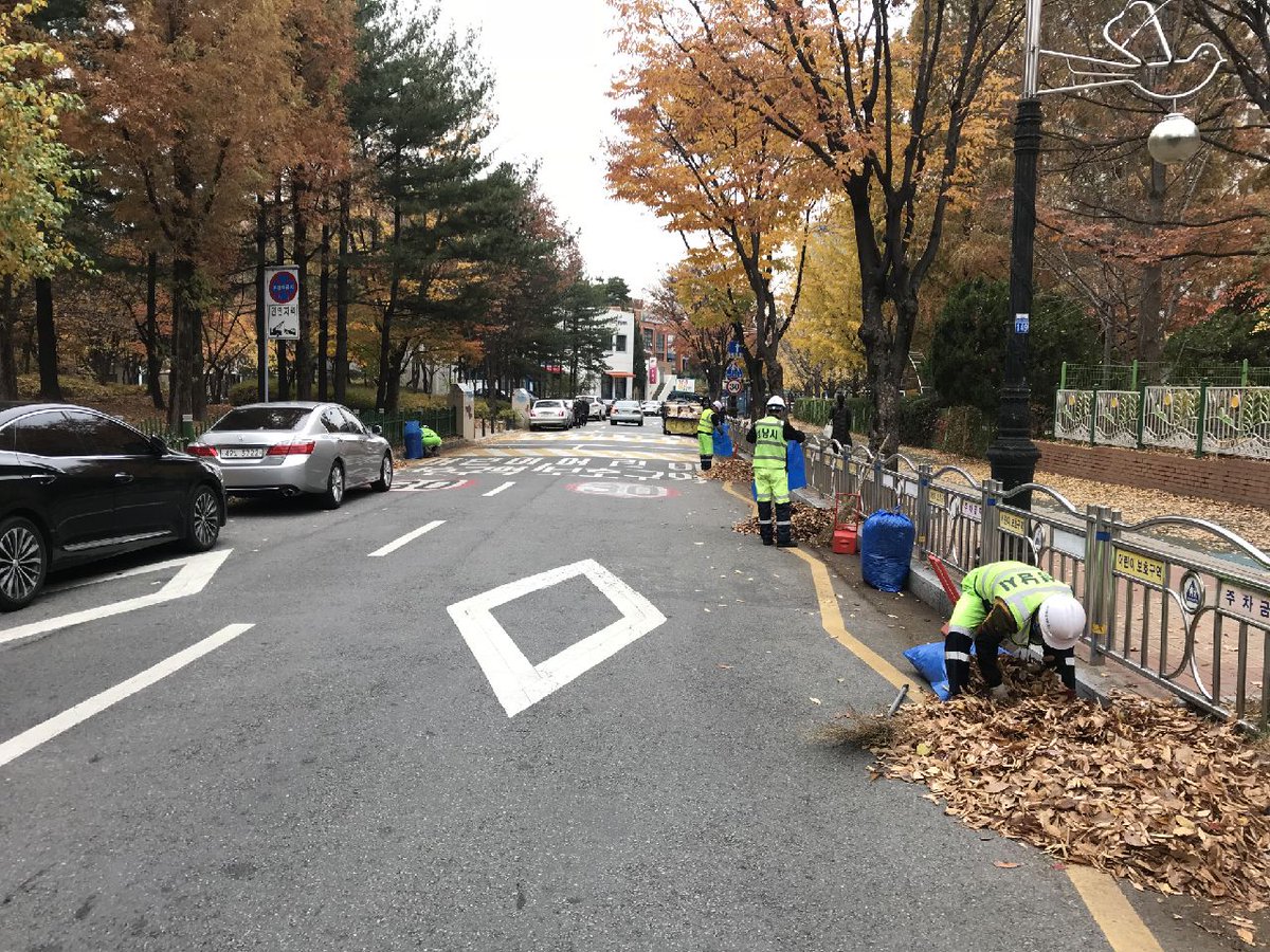 #성남시 #청소행정과 성남시에서는 오늘도 깨끗한 거리청소를 위하여 미화원분들이 낙엽청소에 구슬땀을 흘리고 있습니다.  송풍기를 이용하여 신속하게 낙엽을 모아 모아서~! 으쌰으쌰 정리까지 완벽하게!!
고생하시는 미화원분들께 감사의 말씀 드립니다-:♡