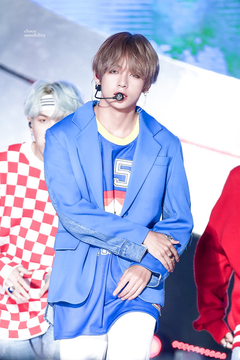 #방탄소년단 #BTS #태형 #뷔 #V 
#LoveBTS10M  

   •͈˽•͈  

<a href="/BTS_twt/">방탄소년단</a>