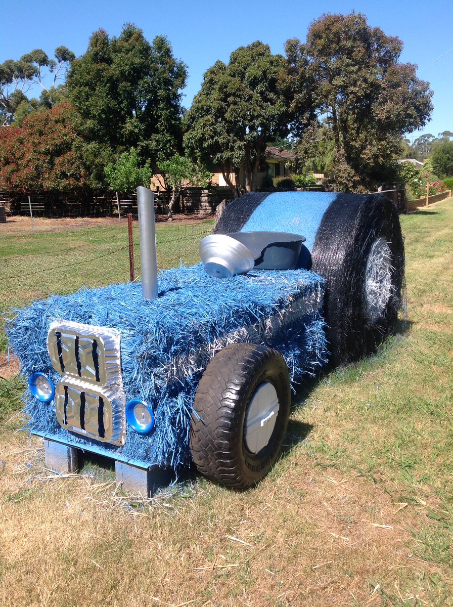 jabews's tweet photo. #roadtrip #tarrington #victoria #tarringtonhaybaleart #haybales #haybaleart @abews27 https://t.co/iAlLslxXMv