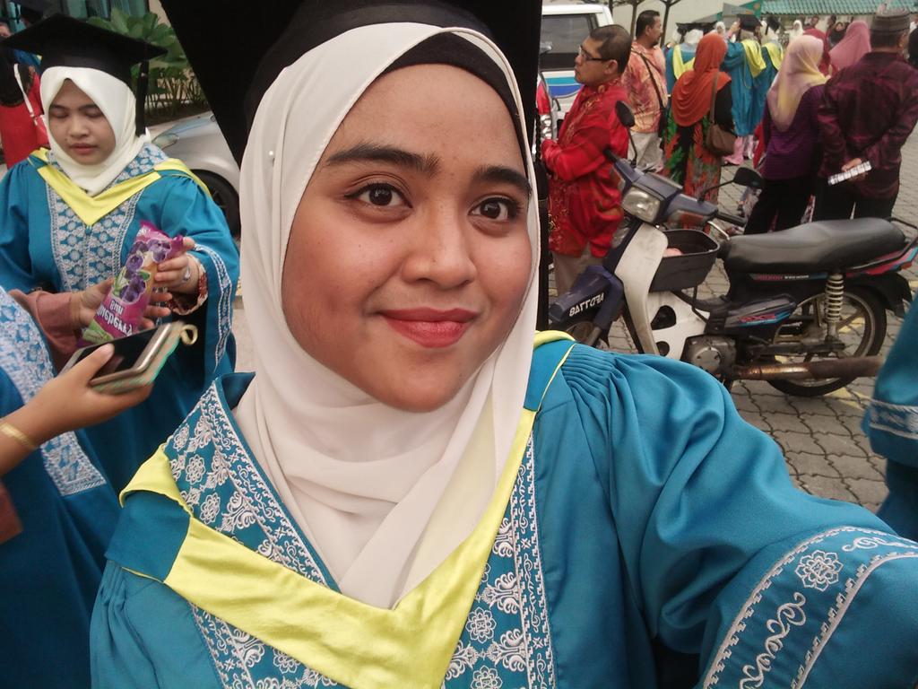 SyasyaNoordin's tweet photo. Selfie convo satuuuu π #IIUM33rdConvocation #kenms https://t.co/dUAyiNuOfQ