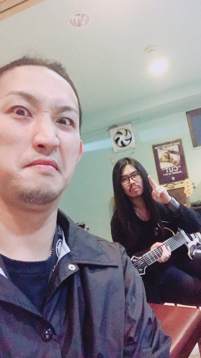 Gt_PHILOR's tweet photo. 半ちゃんと。
昨日もバチバチのイケイケのライブしてた。
本当にリスペクト。
#inceptionofgenocide
#eachofthedays
#sameage
#もう三十路ですよ
#respectguitarist https://t.co/IwA1wwoAax