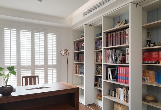 家居风水
现代的很多楼房都采用怪异的格局或外形，白龙王许老师从风水上来讲，这是非常不利的。因此在家居装修时，就要尽可能使格局趋于方正一些为好。另外有的人喜欢买一些稀奇古怪的家具和装饰品，这些新奇的东西初一看颇觉新颖，等新鲜感一过，其带来的不利影响就会逐渐侵蚀家居气场，会带来煞气。