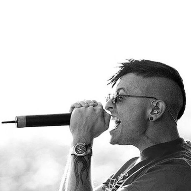 честер беннингтон 2001. честер беннингтон. солист линкин парк честер. честер беннингтон 2016. честер беннингтон 2001.