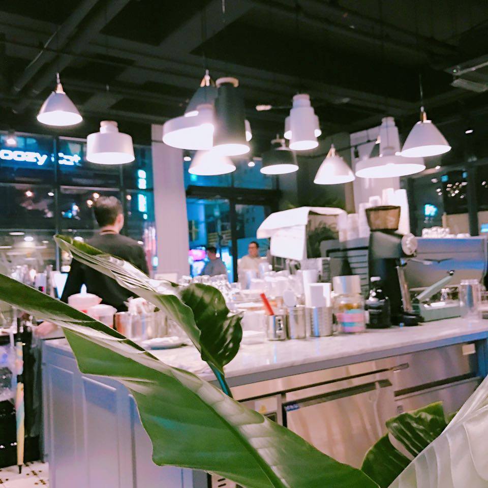 enjoywithkorea's tweet photo. 《GT•TOUR 韓流情報》
ショッピングの合間に #hiheyhello カフェで一息。最近ソウルのホットプレイスとしてインスタグラムを中心に話題のカフェです♪ #ソウル #カロスキル #hiheyhello #서울 #가로수길 #하이헤이헬로
韓国観光公社情報参照しました https://t.co/hZCkaWbDu9