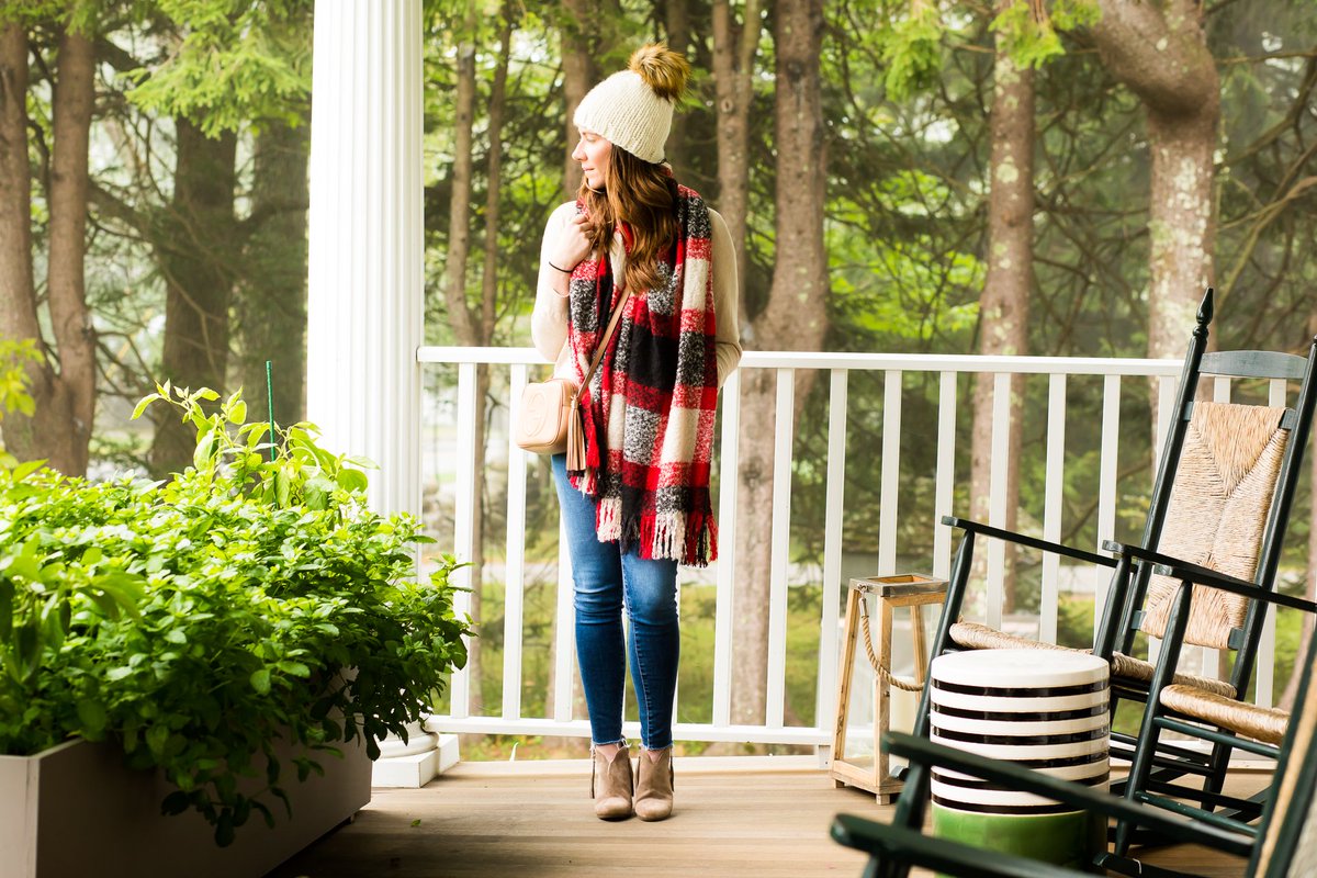 ShannonMShipman's tweet photo. The best #fallbasics are a versatile sweater, soft scarf, and a wool beanie. Perfect for getting all cozy! https://t.co/CBrVf4D3Jw #ootd https://t.co/KScbGJ36p6