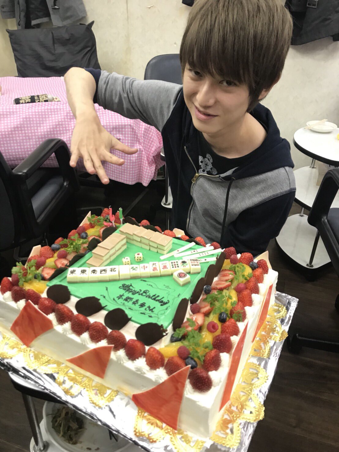 ドラマ アカギ 鷲巣麻雀完結編 金曜よる9時 絶賛放送中 いつもドラマ アカギ を視聴くださりありがとうございます 放送は竜崎 矢木編 市川編が終わりましたが 撮影は鷲巣麻雀完結編も無事終了 都内某所での打ち上げにて本郷さんのお誕生日 ドラマ アカギ 鷲巣麻雀完結編 金曜よる9時 絶賛放送中 いつもドラマ アカギ を視聴くださりありがとうございます 放送は竜崎 矢木編 市川編が終わりましたが 撮影は鷲巣麻雀完結編も無事終了 都内某所での打ち上げにて本郷さんのお誕生日