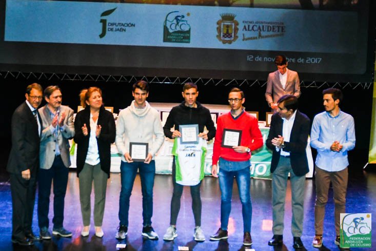 FACiclismo's tweet photo. La Gala del Ciclismo Jiennense 2017 se celebró ayer en #Alcaudete Repásala en imágenes con esta galería de fotos 📸👉https://t.co/bCXYmwkqkp https://t.co/aE9fnQZ856