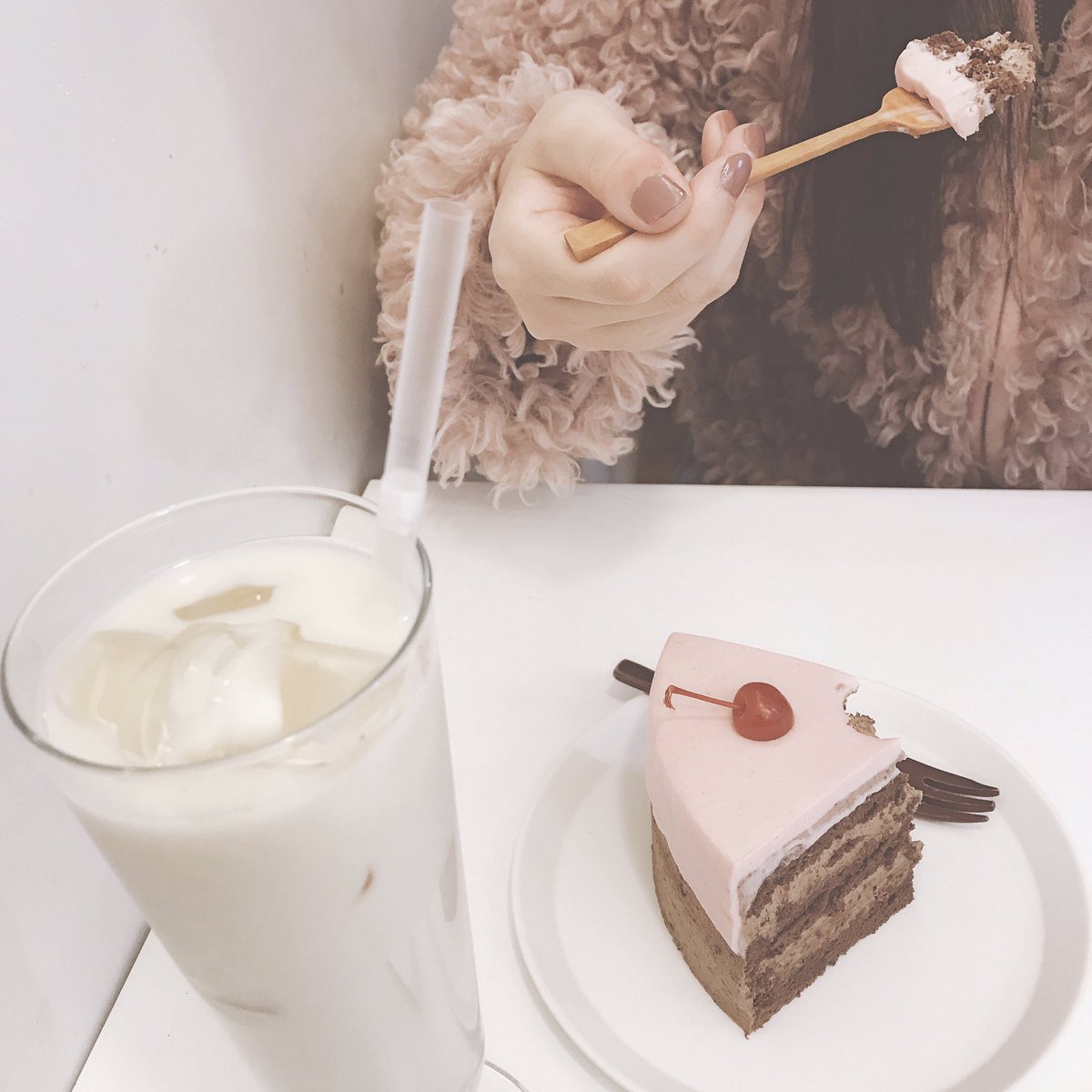 pobktt's tweet photo. 韓国から帰宅〜〜☺️ 買った買った〜
シャドウ買いすぎた😗❤️ 靴もちょうど1000円で激かわ〜〜YGのサムギョプサルは安定に美味しかった💕💕 https://t.co/5IHWmoTBCa