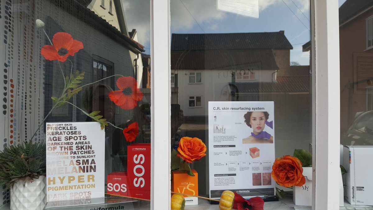 An autumnal window for Autumn skin. Remember, like the weather your skin changes from one season to the next. <a href="/atnorfolk/">All Things Norfolk</a> <a href="/NorfolkBuzz/">Norfolk Buzz</a> <a href="/BestNorfolk/">The Best of Norfolk</a> #pHformula #roscaea #acne #dryskin #skincareinnorfolk #needlequeenDiss