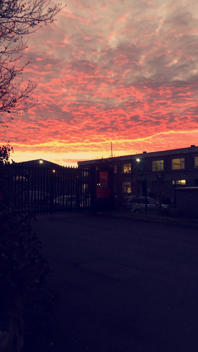 PrettyInBlack04's tweet photo. The sky this morning in Llangefni this morning😳 @LlangefniDaily @AngleseyScMedia https://t.co/WyOtkPBs1W