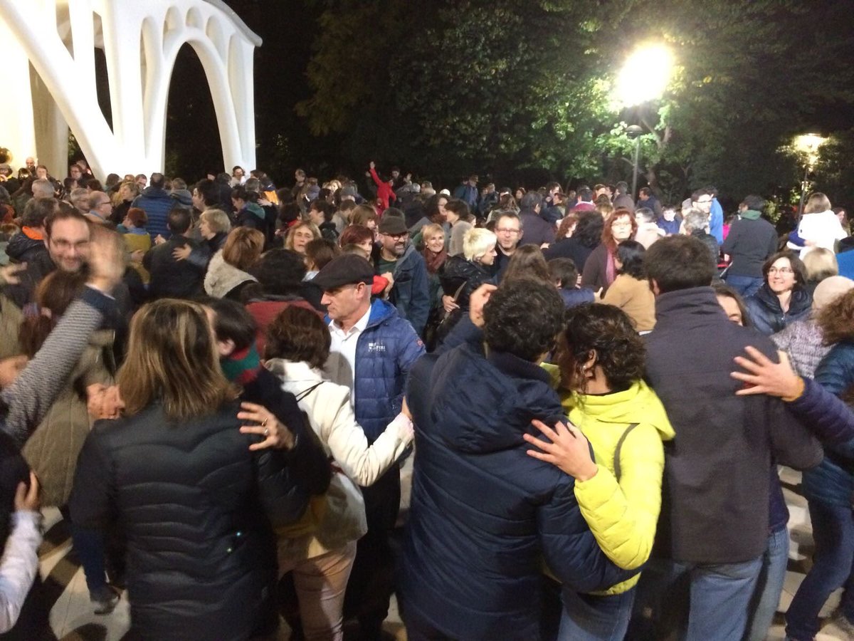 Jaumaulet's tweet photo. Impressionant Ball de l'Estapera ahir a l'era de la Masia Freixa de #Terrassa en homenatge @PuigGordi, el seu coreògraf. Ell no hi era perquè el Regne d'Espanya l'ha obligat a exiliar-se. #TreureBall https://t.co/UoSsgkvc3K