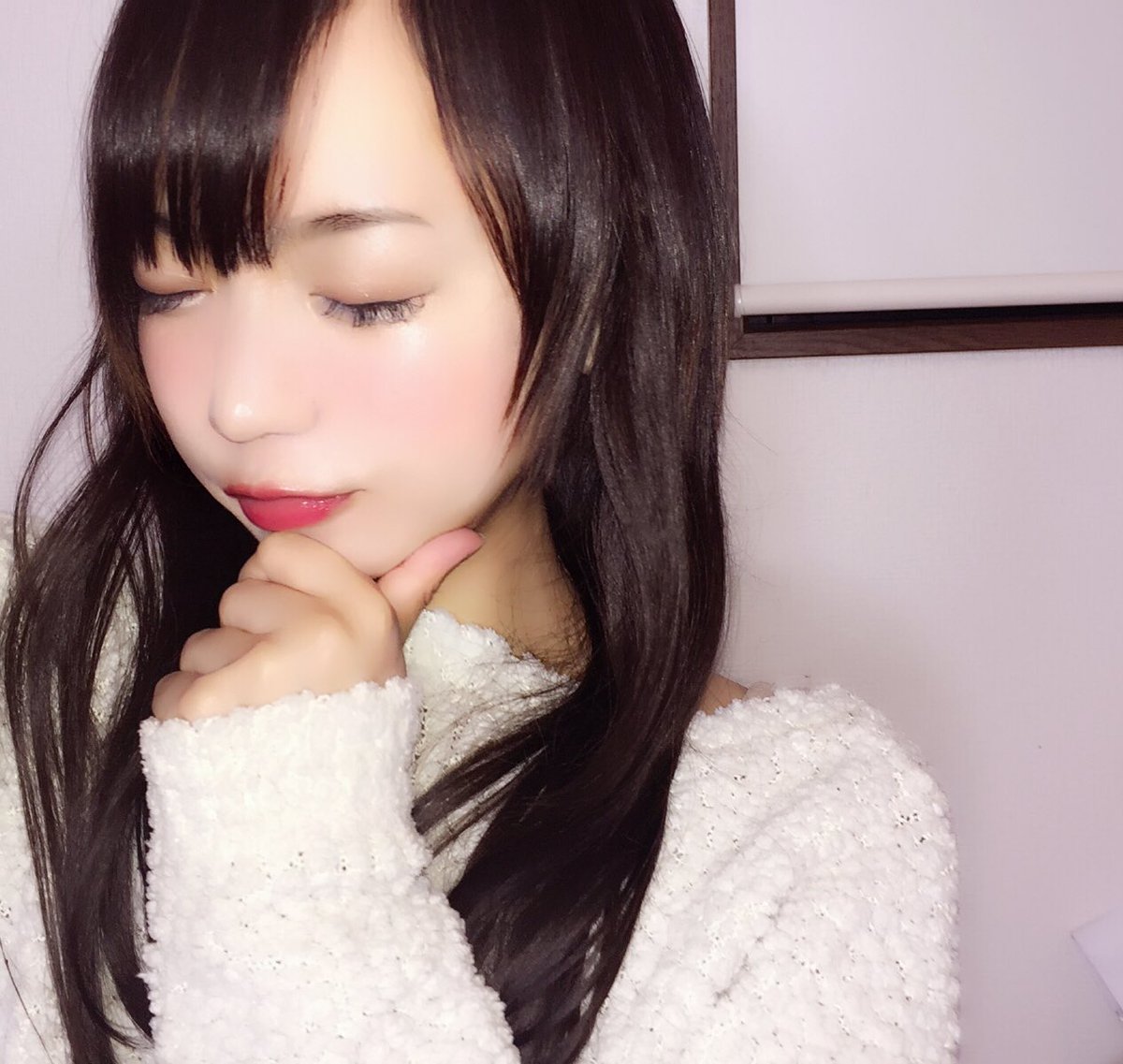 ゆるめ黒髪ロングまつえくバサバサ赤リップピンクチーク白ニット 鎌田紘子 Scoopnest