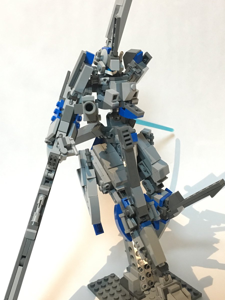 黒兎 レゴ レゴロボ トリアイナ 名前はギリシャ神話のポセイドンの持つ槍 前に作ったシェキナーの後継機 高い機動性を持つ強襲用機体