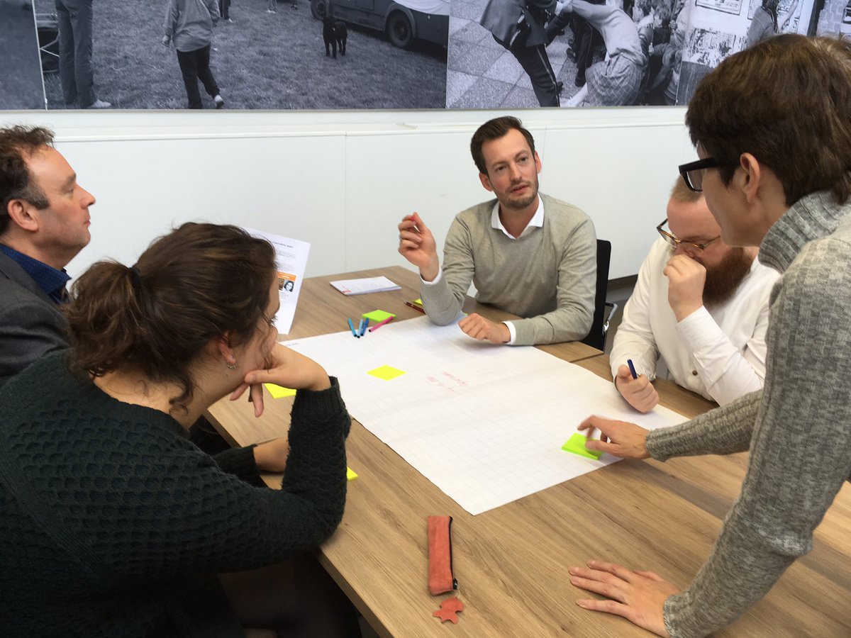 ErfgoedBrabant's tweet photo. Netwerkbijeenkomst en workshop door @_JacquelienV over erfgoed en emotienetwerken met pabodocenten, archief- en museumeducatoren @RATilburg https://t.co/bSV4vVc6qr