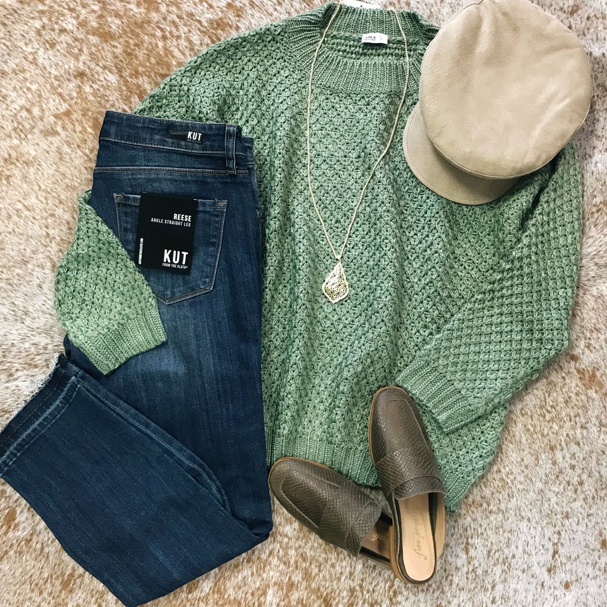 Juneandbeyond's tweet photo. May your Monday’s be filled with cute shoes, cozy sweaters and must-have hats 🛍 https://t.co/y6UCRLcSxG