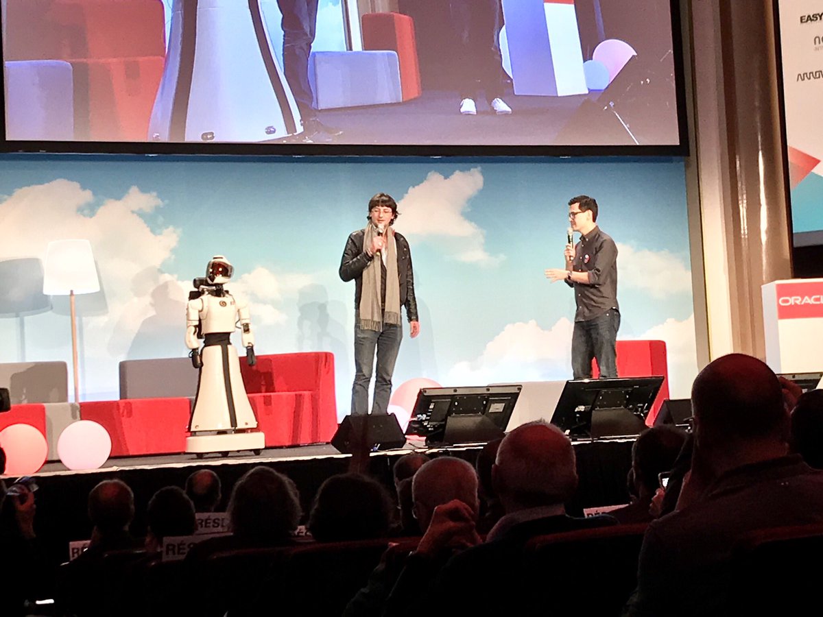 .<a href="/LeenbyRobot/">Leenby</a> est sur la scène pour #Oracle #CloudDayParis ! 😍
