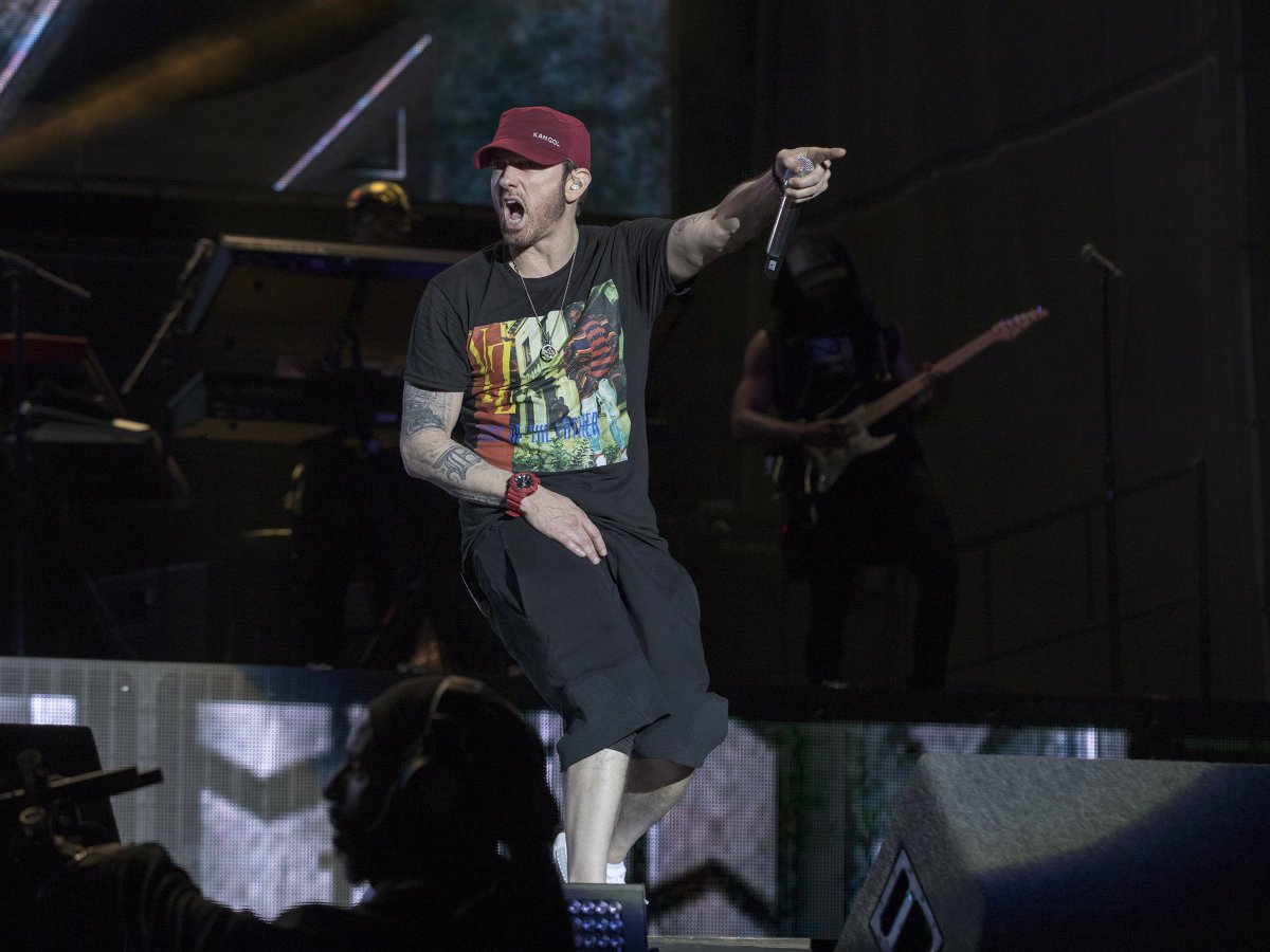 OfficialRandL's tweet photo. Congrats @Eminem for taking home the #mtvema award for Best Hip Hop! π We're still thinking of that #RandL17 set. π
π· @jeremydeputat https://t.co/jpLmkC6Lba