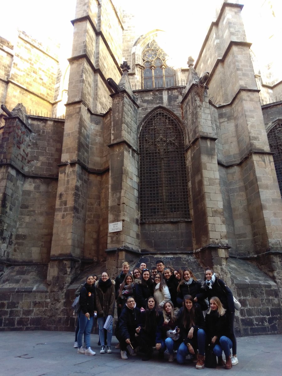 ce_politecnics's tweet photo. Amb els alumnes del grau superior d'#agenciesdeviatges i #esdeveniments a la catedral de Barcelona. #CEPvisita #edutr3s0 https://t.co/VM2lEQbbYw