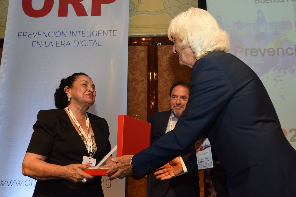 Fundacion_ORP's tweet photo. Lo más #emotivo de #ORP2017, los reconocimientos personales a una vida dedicada al #bienestar de las personas.
- La #emoción nos hace #humanos y eso siempre se nos dará mejor que a un #robot - https://t.co/IUd8uYX08X