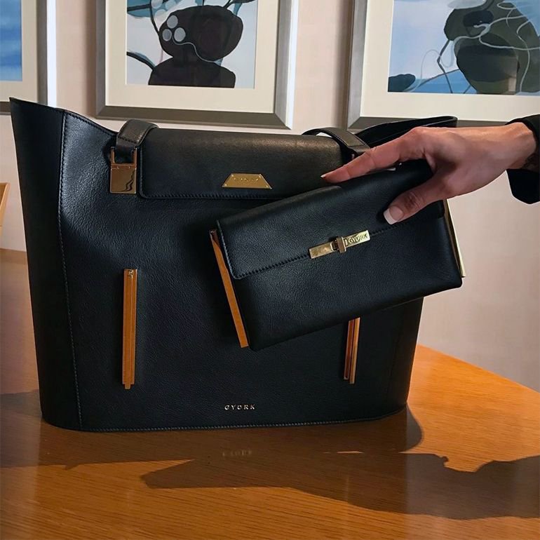 GYORK_LONDON's tweet photo. A new week... a packed agenda... a bag that can carry all. The Knightsbridge.  The ultimate leather tote for all occasions.  Hand crafted in Florence, it fits a 15" laptop, as well as all your work essentials.  A detachable clutch for all those day to day essentials #gyorklondon https://t.co/y7pPO0YF0u