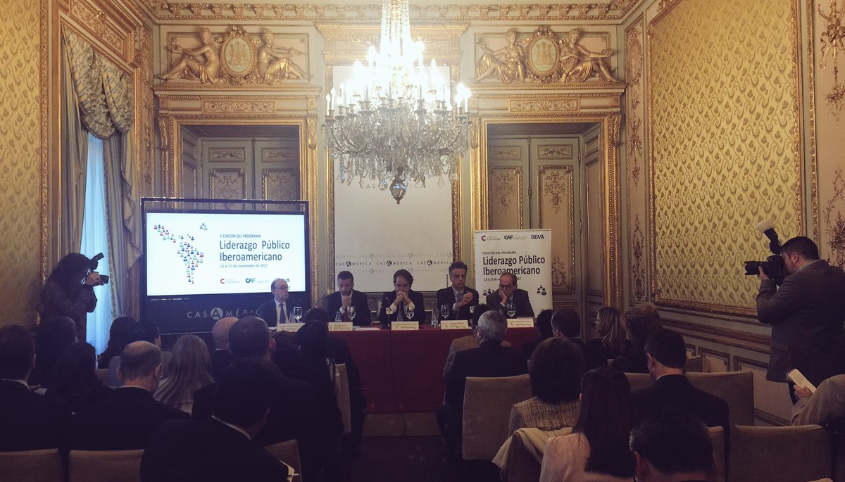 Red_Carolina's tweet photo. Inauguración #LPI2017 en @casamerica: G.Rovira, SG-Gerente FC presenta el programa y a los representantes de @bbva, @AgendaCAF y @M_Presidencia https://t.co/PTJswxRjQg