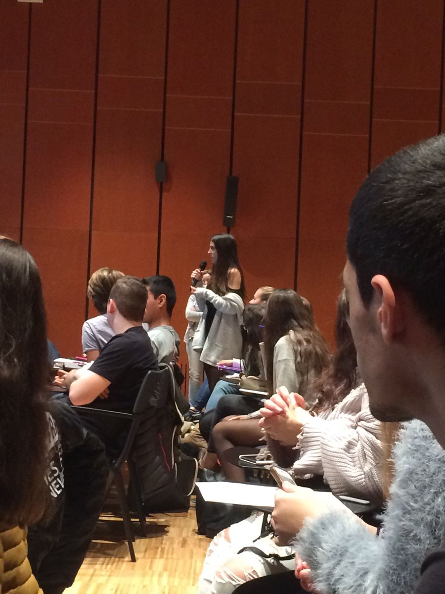 gurrea_11's tweet photo. Sara Cartas membre de #thecoderchs preguntant a la conferència. #setmanaedu https://t.co/Ta4EHHUw1k
