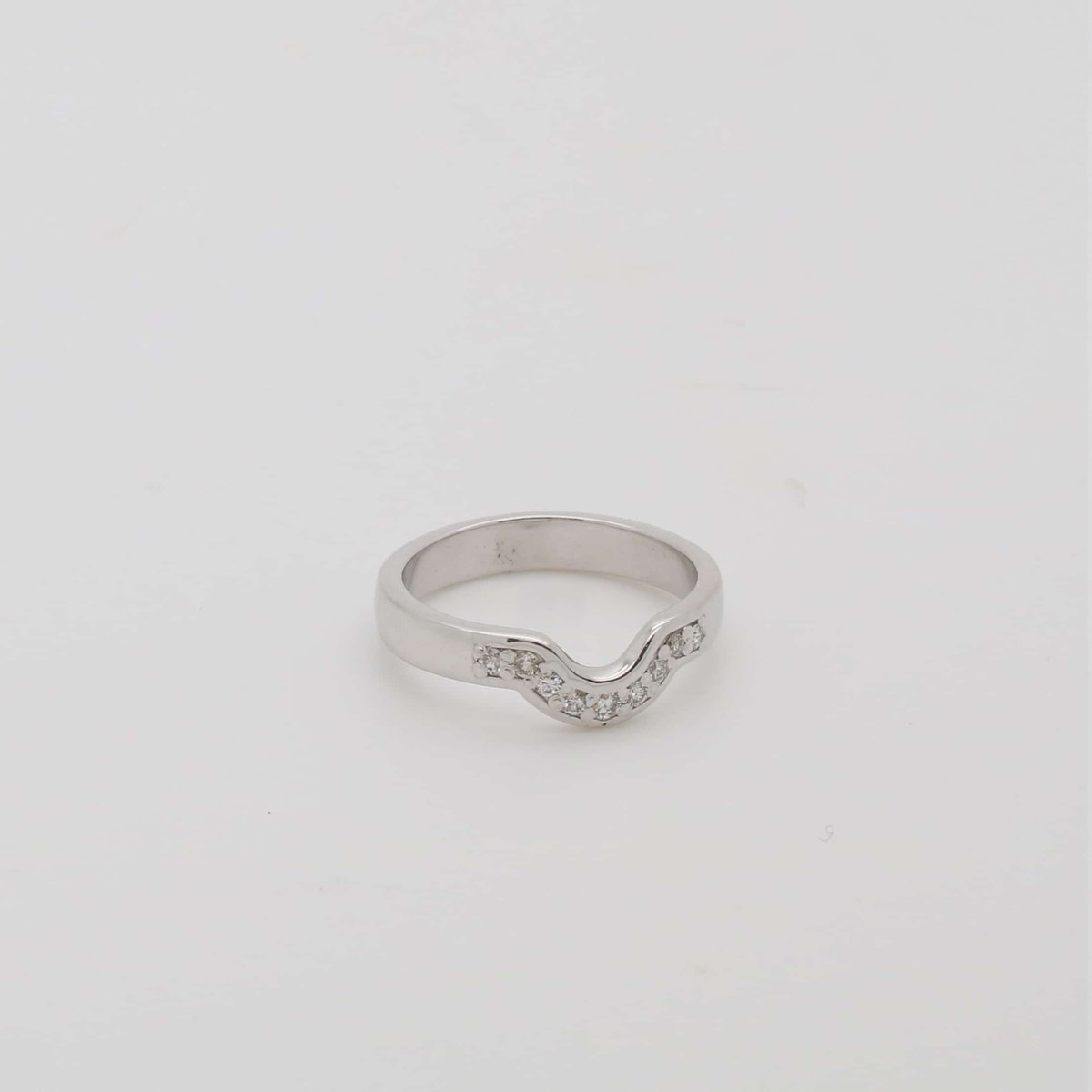 HouseOfMcCue's tweet photo. BESPOKE FIT - Don't settle for a shop bought #WeddingRing when we can design and make a beautiful piece that will sit comfortably next to your #EngagementRing - Piece of the Week is a custom 18ct wedding ring designed for a client. https://t.co/cbXTGDxRBE