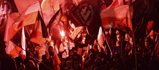avvbenedetto's tweet photo. Mentre a #Varsavia in 60 mila (guidati dai leader di estrema destra europei) sfilavano urlando slogan antisemiti e per la Polonia “bianca e cristiana”, il governo polacco chiedeva alla #Germania un risarcimento per l’occupazione nazista. Qualcosa non quadra. https://t.co/DfSjTqU33D