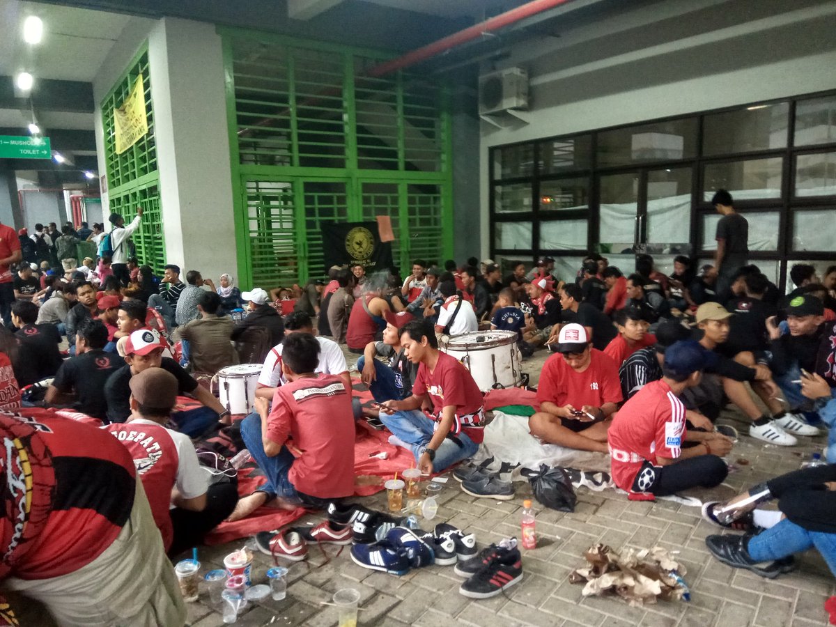 Menjemput mimpi dibekasi ✊
Ditemani <a href="/SEKTOR_17/">JAKMANIA GARIS KERAS</a> @GKwarrior_17 suwun bosku🍻 rayakan. 
#persisday 
#stadionpatriotbekasi