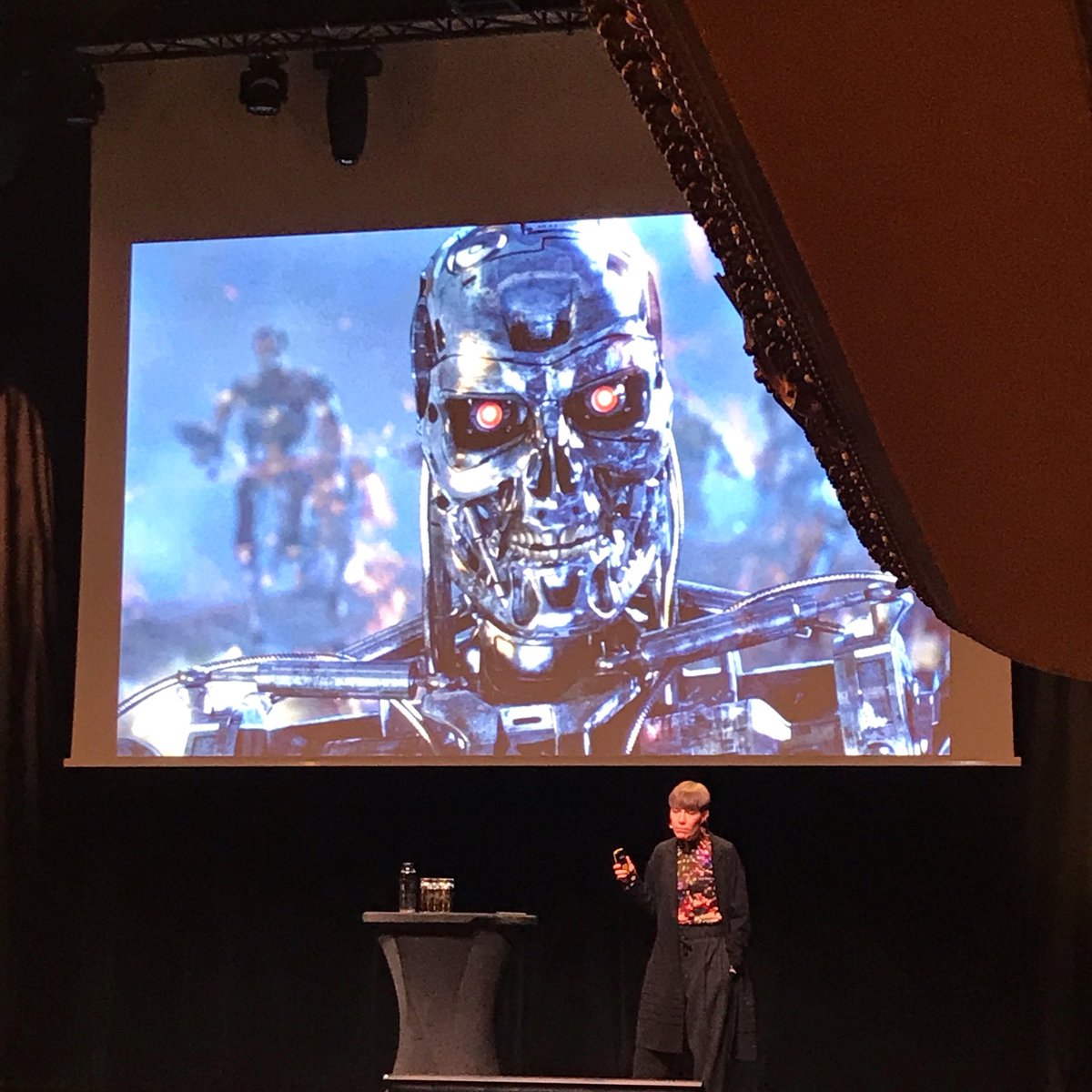 JennyHyenstrand's tweet photo. Konferens om digitalisering i skolan - Darja Isaksson om de enorma förändringar i kommunikation och effektivisering som digitaliseringen möjliggör - svindlande! #digitalisering #skolverket https://t.co/mhei2BuCri