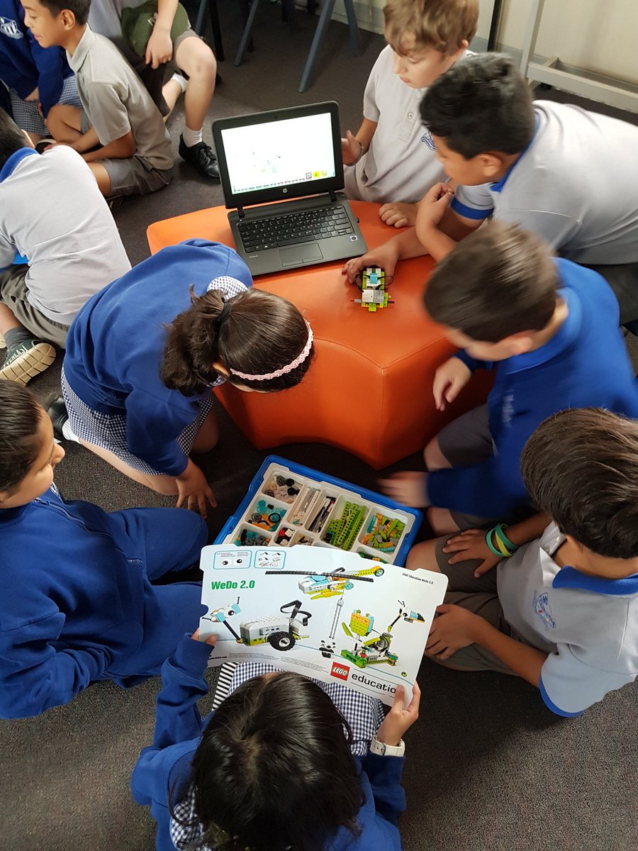 MissMusung's tweet photo. We definitely brought our A-game and skill today using the WeDo2.0s to track the lifecycle of a frog 🐸 Thanks @Tbrady2512 for working with us 👍#robotics #codingfun #LEGOeducation @fairvaleps https://t.co/L6hkX61vMP