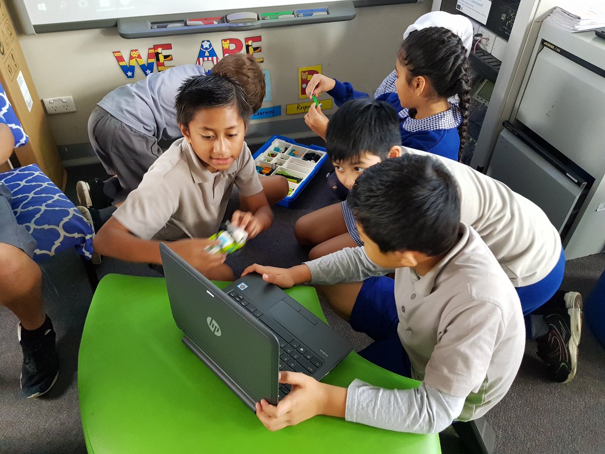 MissMusung's tweet photo. We definitely brought our A-game and skill today using the WeDo2.0s to track the lifecycle of a frog 🐸 Thanks @Tbrady2512 for working with us 👍#robotics #codingfun #LEGOeducation @fairvaleps https://t.co/L6hkX61vMP