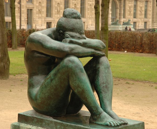 Aristide Maillol (1861-1944), La Nuit / La nueche,, escultura a tamañu natural en bronce. Xardín de les Tulleríes, París.