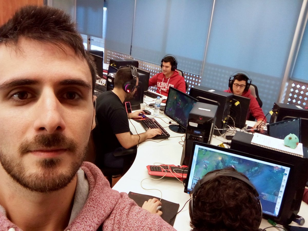 Victor_Mateo_'s tweet photo. Un saludo para @Esportmaniacos desde el entreno en la Gaming Room del equipo @UPCTEsports desde donde os vemos cada día  y le recordamos al señor @inyustificado que sigue en pie la invitación a pasarse por aquí en las próximas vacaciones que se tome en su ciudad ;-) https://t.co/pKdYzKmBHv