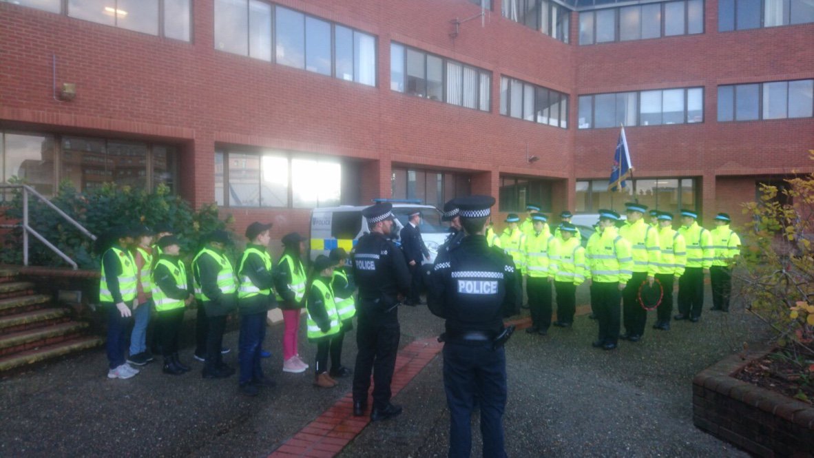 TVP_MiniPolice's tweet photo. @TVP_Reading Mini police teaming up with the police cadets for the town's Remembrance Sunday parade. #LestWeForget https://t.co/axJaIWCJct